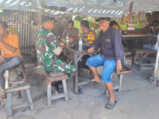 Bhabinkamtibmas dan Babinsa Krembangan Utara Cangkrukan Bersama Warga Sampaikan Himbauan Kamtibmas