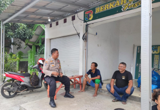 Bhabinkamtibmas Dupak Sambang Warga Dupak Bandarejo, Titipkan Pesan Kamtibmas