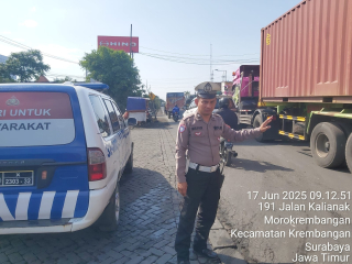 Personel Polsek Krembangan Laksanakan Pengaturan Lalu Lintas Pagi di Jalan Kalianak