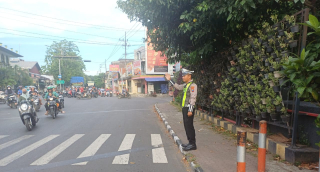 Anggota Polsek Semampir Laksanakan Pengaturan Lalu Lintas di TL Karang Tembok
