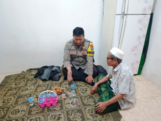 Bhabinkamtibmas Pegirian Sambangi Takmir Masjid Roudhutus Solihin, Koordinasikan Kegiatan HUT Polri
