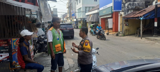 Himbauan Bhabinkamtibmas Krembangan Utara Tertibkan Parkir di Jalan Kebalen Timur