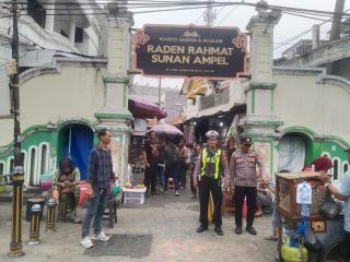 Antisipasi Kerawanan Peziarah, Polsek Semampir Laksanakan Patroli Harkamtibmas di Depan Pintu Masuk Ampel