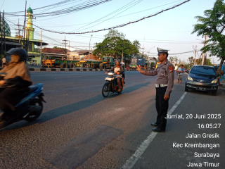 Personel Polsek Krembangan Laksanakan Giat Pos Akhir di TL Mbah Ratu Jalan Gresik, Antisipasi Kemacetan dan Laka Lantas