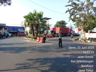 Patroli Pos Akhir Polsek Krembangan di Mbah Ratu, Jalan Gresik Antisipasi Kemacetan dan Kerawanan Laka