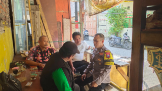 Bhabinkamtibmas Sidotopo Wetan Gelar Kopi Keliling, Sampaikan Pesan Kamtibmas Bersama Warga