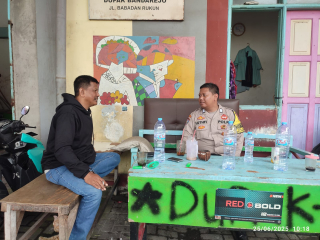 Bhabinkamtibmas Kelurahan Dupak Laksanakan Giat Sambang di Jl. Babadan Rukun