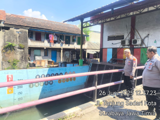 Patroli Cek Debit Air di Jalan Tanjung Sadari oleh Personel Polsek Krembangan