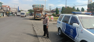 Personil Polsek Krembangan Laksanakan Patroli Arus Lalu Lintas di Jalan Kalianak