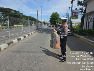Satlantas Polres Pelabuhan Tanjung Perak Laksanakan Patroli dan Pengaturan Lalin Secara Rutin di Titik Strategis