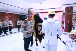 Kapolda Jatim Pimpin Upacara Pemuliaan Nilai Luhur Tribrata Pataka Polda Jatim 'Tan Hana Dharma Mangrwa'