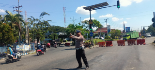 Polsek Krembangan Laksanakan Pengalihan Arus Imbas Kepadatan di Jalan Kalianak