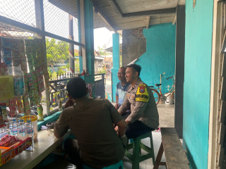 Bhabinkamtibmas Wonokusumo Himbau Warga di Jalan Tenggumung Karya Lor untuk Awasi Anak di Jam Malam