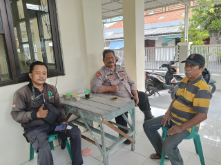 Patroli dan Sambang di Balai RW 4 Dupak Bangunsari, Personil Polsek Krembangan Sampaikan Himbauan Harkamtibmas