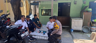 Pererat Hubungan Warga dan Aparat, Bhabinkamtibmas Krembangan Utara Gelar Cangkrukan Bersama Warga Bahas Keamanan dan Kependudukan