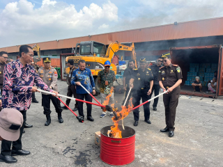 Pemusnahan Barang Bukti Perkara Cukai Terpidana Dominikus Dian Djatmiko Digelar di Pelabuhan Terminal Petikemas Surabaya
