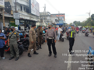 Giat Gabungan Penertiban Parkir di Jalan Nyamplungan, Polsek Semampir Bersama Dishub dan Satpol PP Tertibkan Kendaraan
