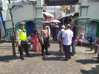 Patroli Harkamtibmas Personel Polsek Semampir di Depan Pintu Masuk Wisata Religi Sunan Ampel Antisipasi Gangguan Keamanan