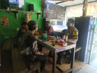 Bhabinkamtibmas Dupak Polsek Krembangan Laksanakan Sambang dan Titip Pesan Kamtibmas di Wilayah Jl. Dupak Bandarejo