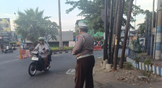 Polsek Krembangan Lakukan Pemantauan Lalin di Sekitar TL Mbah Ratu, Arus Kendaraan Lancar dan Kondusif