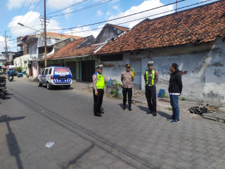 Kuatkan Stabilitas Keamanan, Polsek Semampir Gelar Patroli Harkamtibmas di Jl. Petukangan