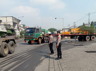 Polsek Krembangan Laksanakan Patroli Antisipasi Kemacetan dan Banjir Rob di Depan SPBU Moro Kalianak Timur