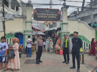 Patroli Harkamtibmas Polsek Semampir di Pintu Masuk Wisata Religi Sunan Ampel, Antisipasi Gangguan Kamtibmas