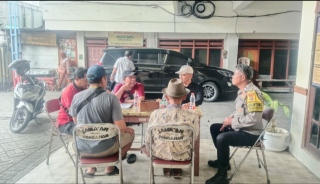 Bhabinkamtibmas Morokrembangan Sambang ke Balai RW Tambak Asri, Sampaikan Imbauan Harkamtibmas