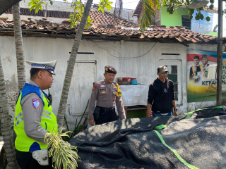 Patroli Harkamtibmas di Kampung Tangguh Sidotopo, Polsek Semampir Pantau Ketahanan Pangan Budidaya Lele