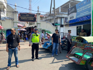 Patroli Harkamtibmas di Kawasan Religi Sunan Ampel, Polsek Semampir Antisipasi 3C dan Parkir Liar