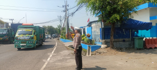 Patroli Pemantauan Lalu Lintas di Simpang Tiga Mbah Ratu, Polsek Krembangan Pastikan Arus Lancar