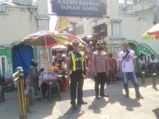 Patroli Harkamtibmas di Pintu Masuk Wisata Religi Sunan Ampel, Polsek Semampir Antisipasi Gangguan Kamtibmas