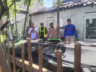 Patroli Harkamtibmas di Kampung Tangguh Sidotopo, Polsek Semampir Pantau Program Budidaya Ikan Lele