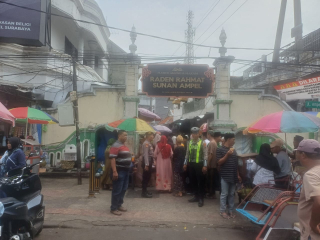 Patroli Harkamtibmas di Depan Pintu Masuk Ampel, Polsek Semampir Antisipasi 3C dan Aktivitas Peziarah
