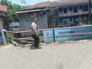 Polsek Krembangan Laksanakan Patroli dan Pengecekan Debit Air di Jalan Tanjung Sadari