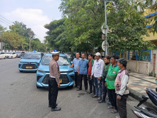 Satlantas Polres Pelabuhan Tanjung Perak Sosialisasikan Operasi Patuh Semeru 2025 kepada Komunitas Taksi Pasar Atom