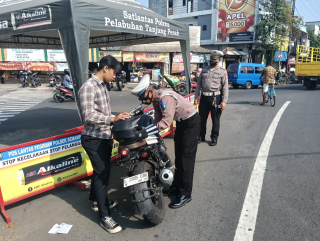 Polsek Semampir Lakukan Pemantauan Arus Lalu Lintas dan Antisipasi Laka di Jalan Karang Tembok