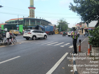 Polsek Semampir Laksanakan Pengaturan Lalu Lintas di Simpang Empat Karang Tembok