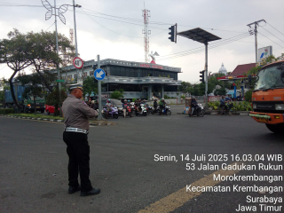 Personel Polsek Krembangan Laksanakan Giat Pos Akhir di TL Mbah Ratu, Antisipasi Kemacetan dan Kerawanan Laka