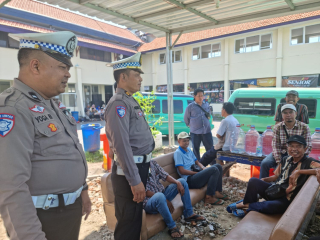 Sosialisasi Tertib Lalu Lintas dalam Rangka Ops Patuh Semeru 2025 di Terminal Religi Ampel