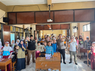 Bhabinkamtibmas Wonokusumo Berikan Penyuluhan Bahaya Narkoba dan Judi Online dalam Kegiatan MPLS di SMP Muhammadiyah 16 Surabaya