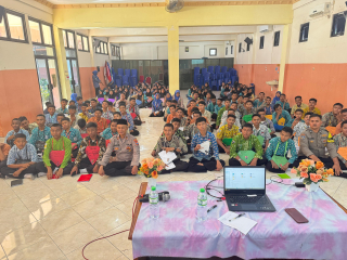 Polsek Semampir Sosialisasikan Bahaya Narkoba dan Judi Online di SMK Al-Amal Surabaya