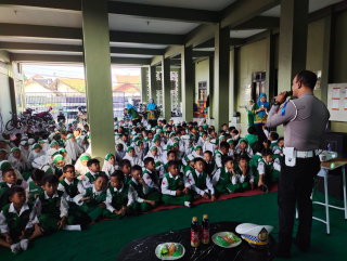Satlantas Kenjeran Sosialisasikan Tertib Lalu Lintas Sejak Dini di SD Wahid Hasim Kenjeran