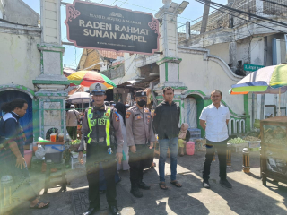 Patroli Harkamtibmas di Pintu Masuk Wisata Religi Sunan Ampel, Antisipasi 3C dan Gangguan Kamtibmas