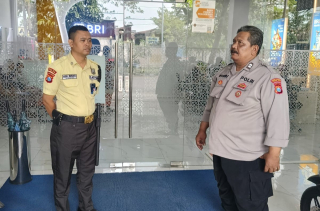 Tingkatkan Kewaspadaan, Polsek Krembangan Sambangi Security Bank BRI di Jalan Demak