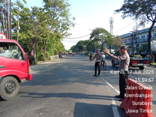 Antisipasi Kemacetan, Polsek Krembangan Laksanakan Pos Akhir di TL Mbahratu Jalan Gresik