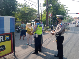 Pemantauan Arus Lalu Lintas dan Penindakan Potensi Laka oleh Polsek Semampir dalam Rangka Ops Patuh Semeru 2025