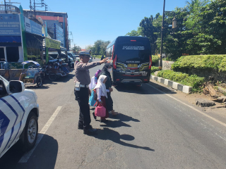 Antisipasi 3C dan Keamanan Peziarah, Polsek Semampir Gelar Patroli di Pintu Masuk Ampel