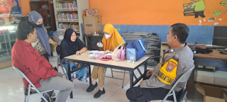 Bhabinkamtibmas Krembangan Utara Lakukan Pengawasan Kegiatan Pemeriksaan Kesehatan Warga
