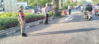 Polsek Krembangan Laksanakan Pos Lalin Pagi, Antisipasi Mobilitas Karyawan dan Pelajar